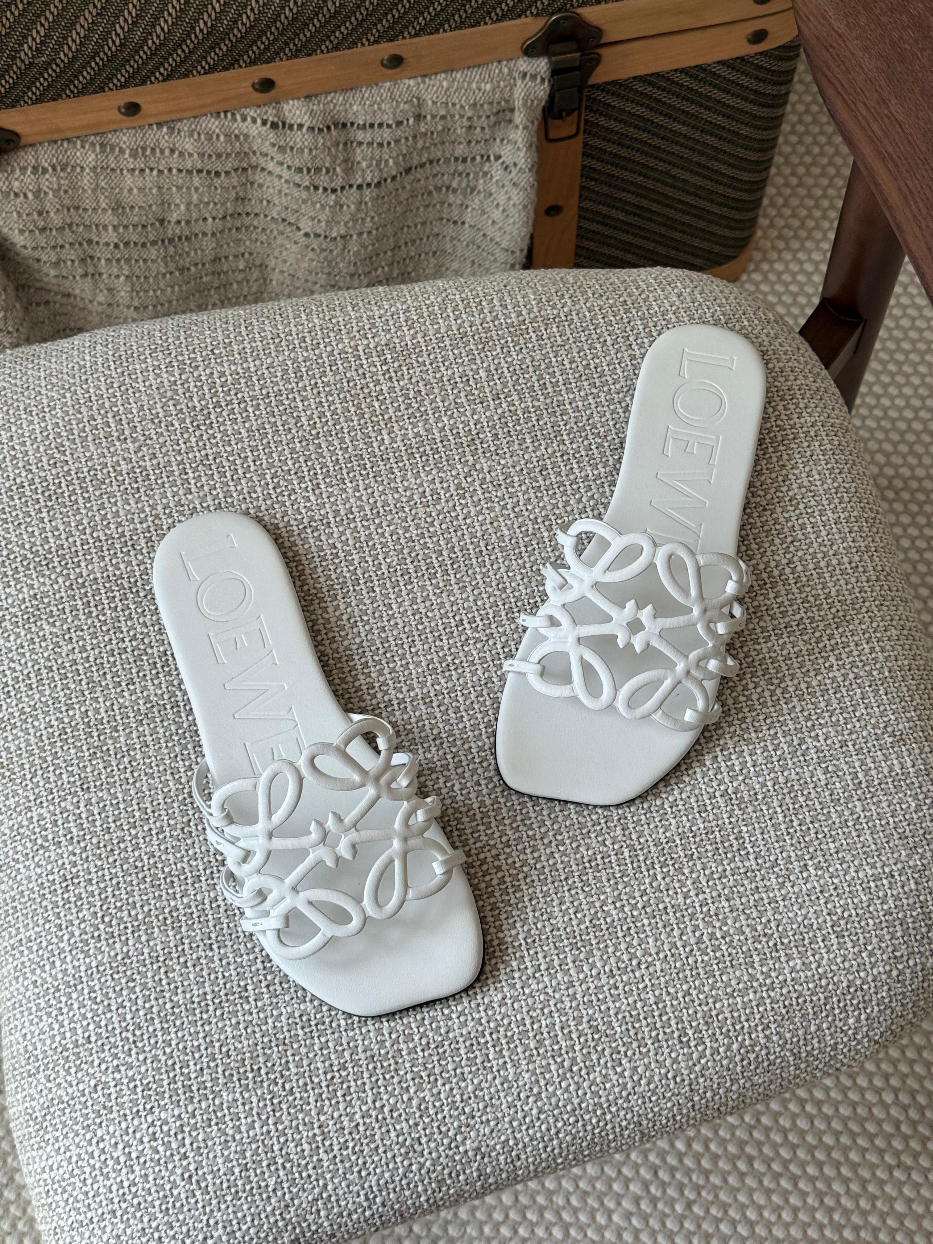 LOEWE Petal Anagram Slides