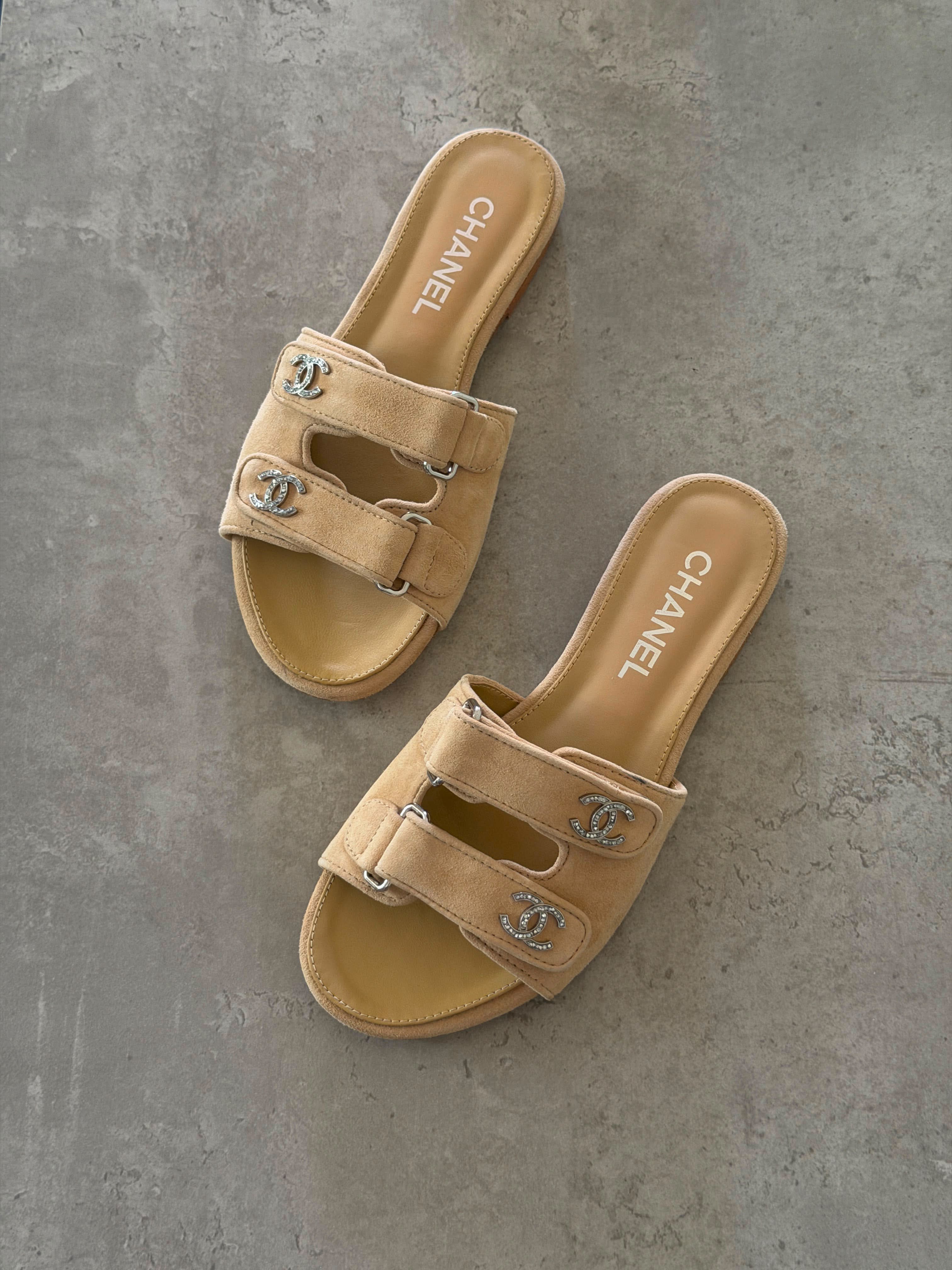 Chanel flat sandals in Suede