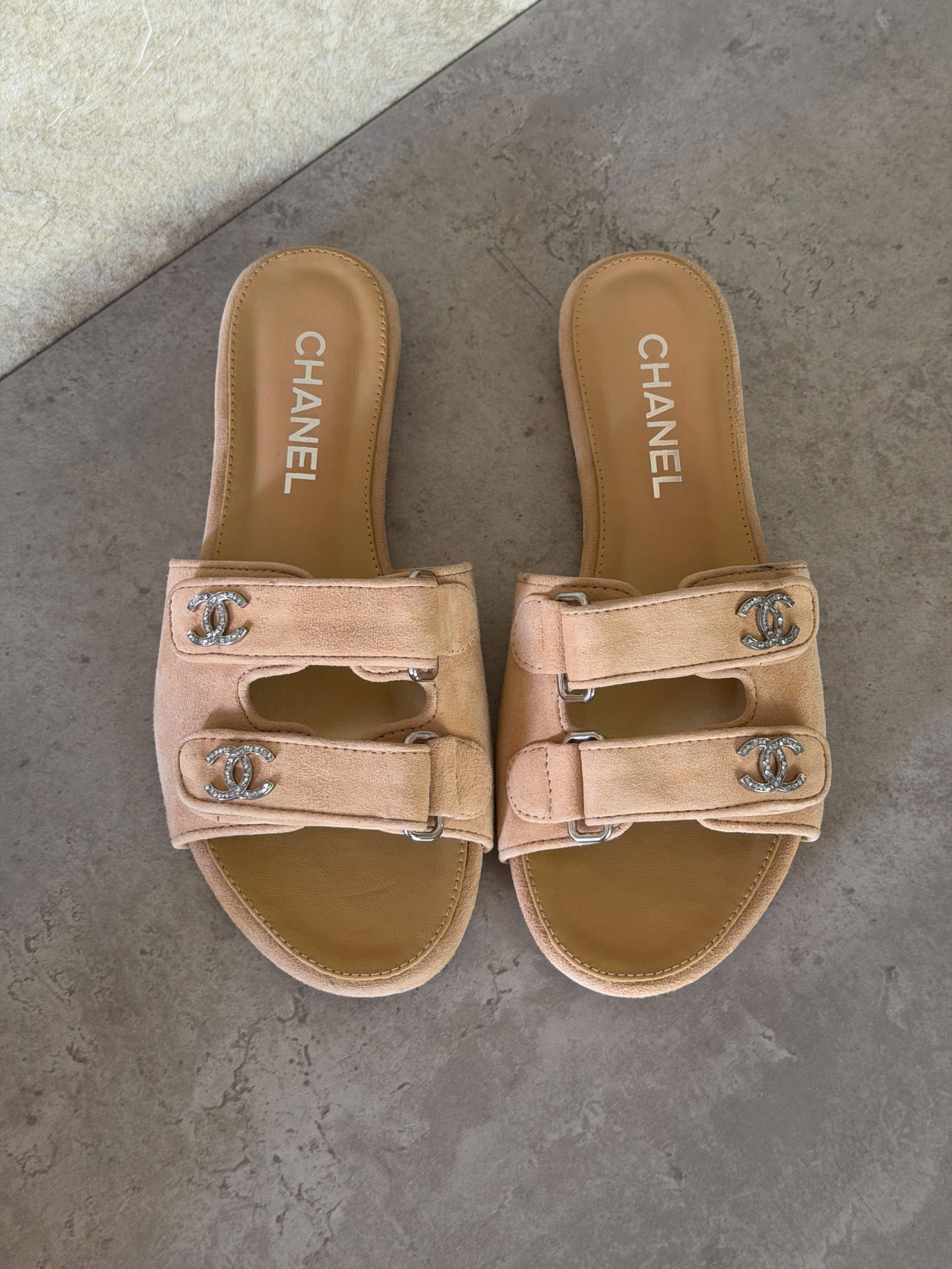 Chanel flat sandals in Suede