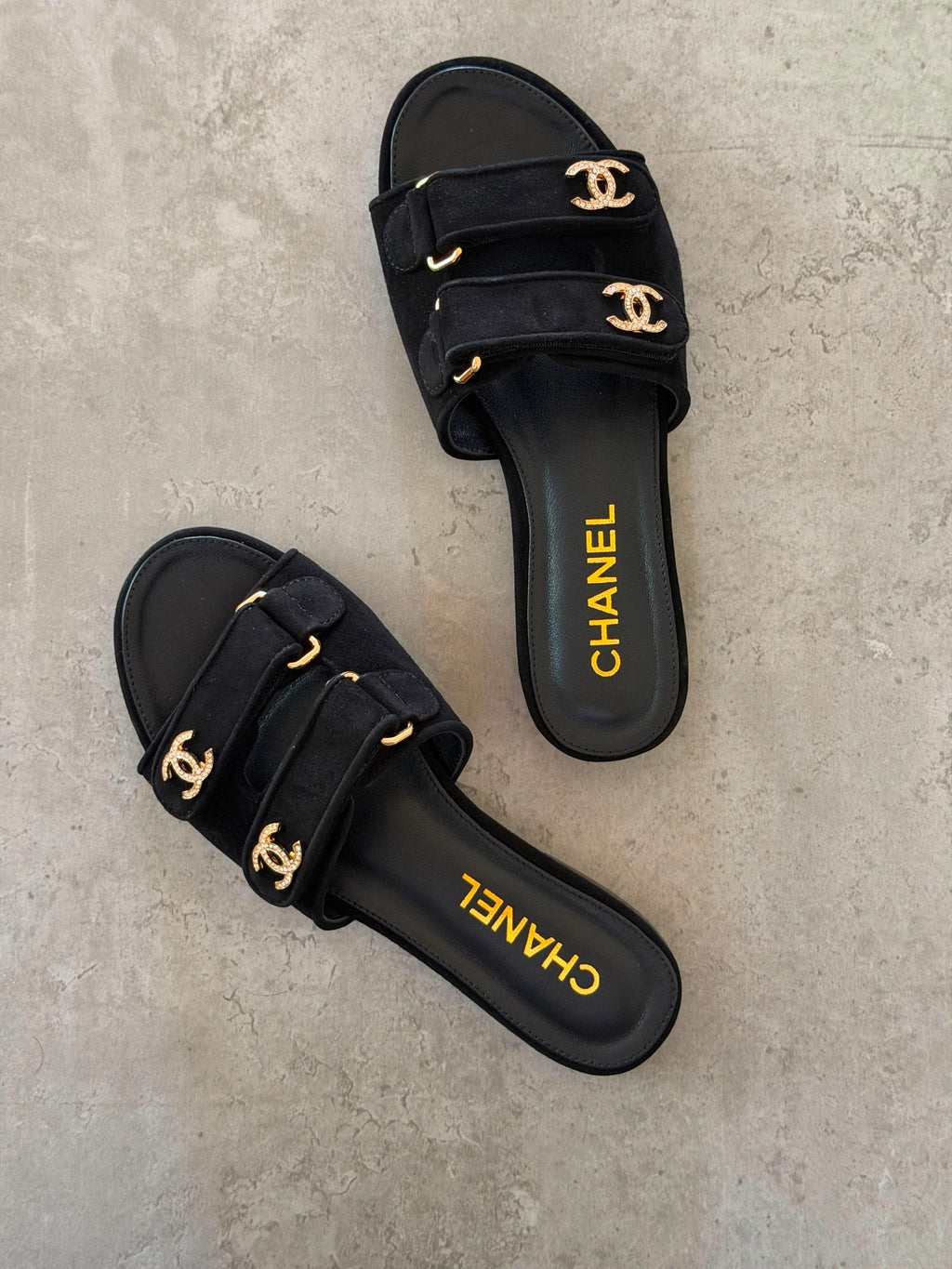 Chanel flat sandals in Suede