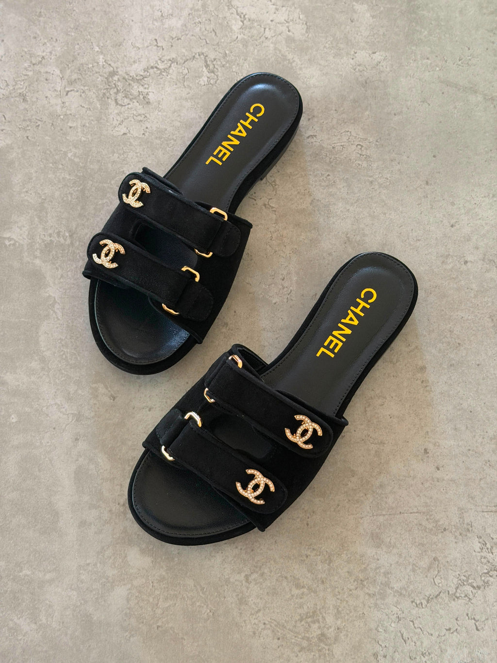 Chanel flat sandals in Suede