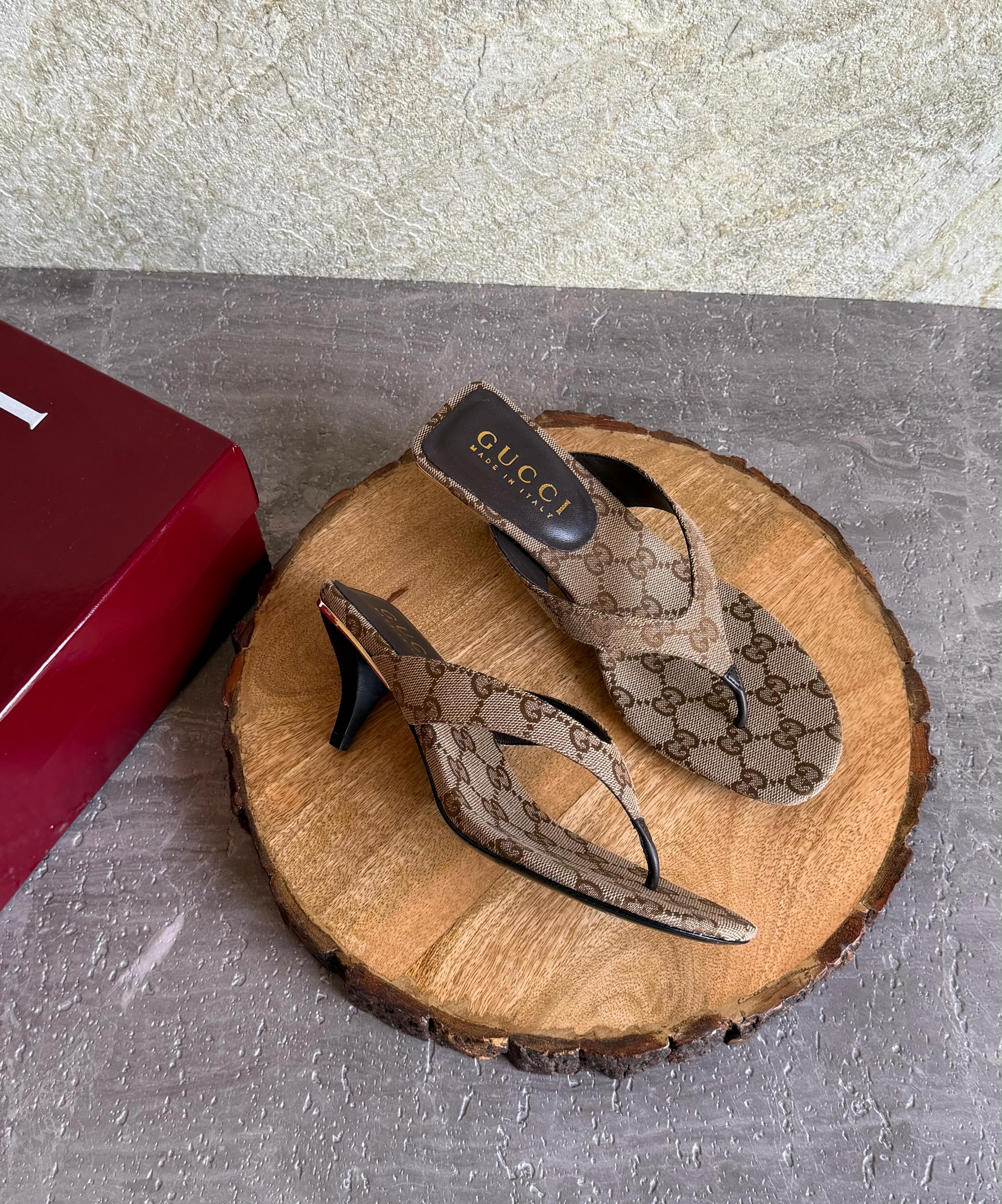 Gucci Vittoria Thong Sandals
