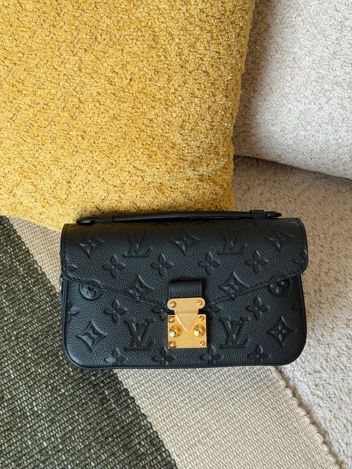 Louis Vuitton Pochette Métis East West Bag