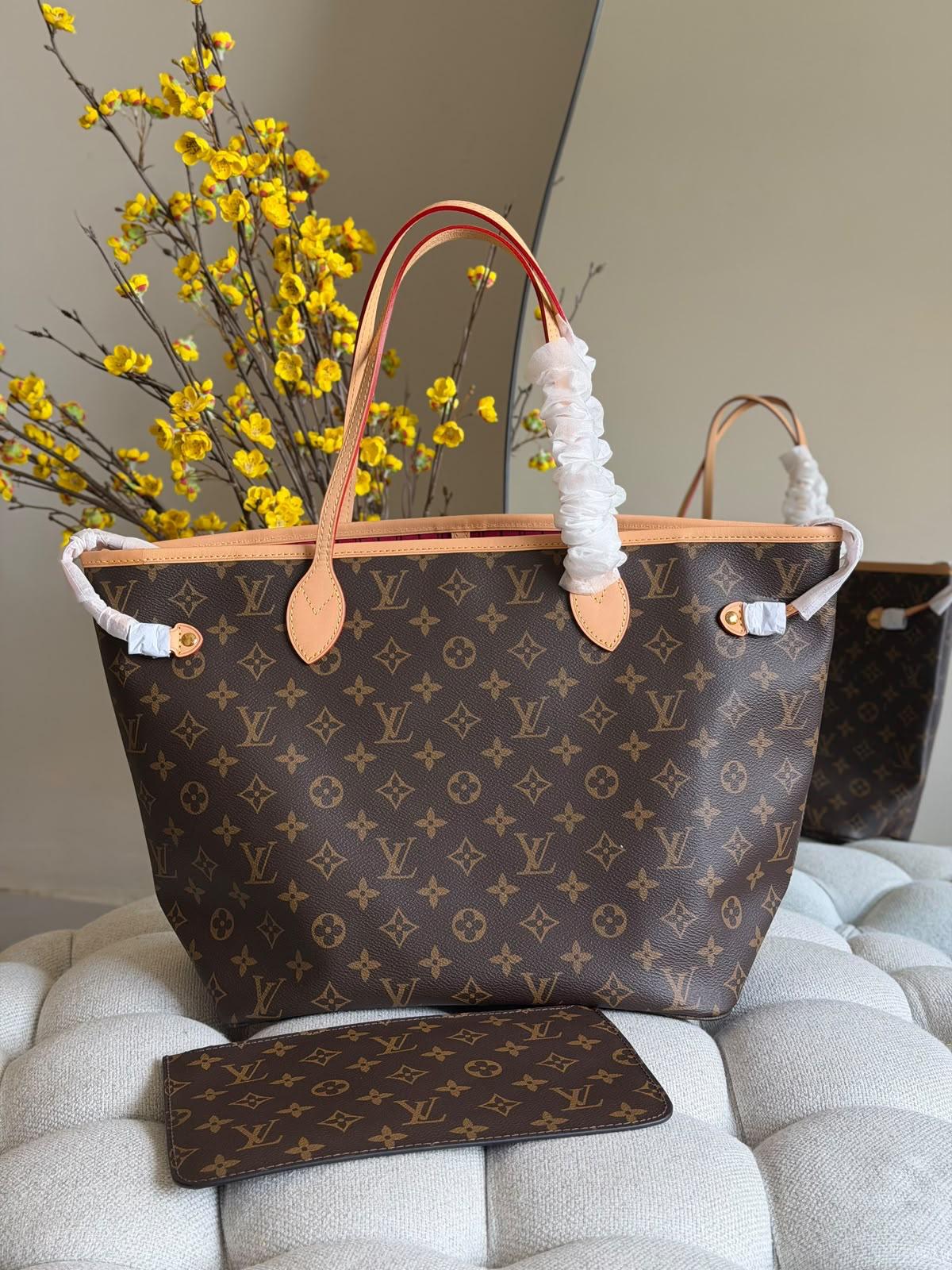 Louis Vuitton Neverfull Tote Bag