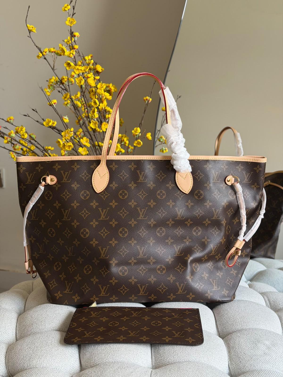 Louis Vuitton Neverfull Tote Bag