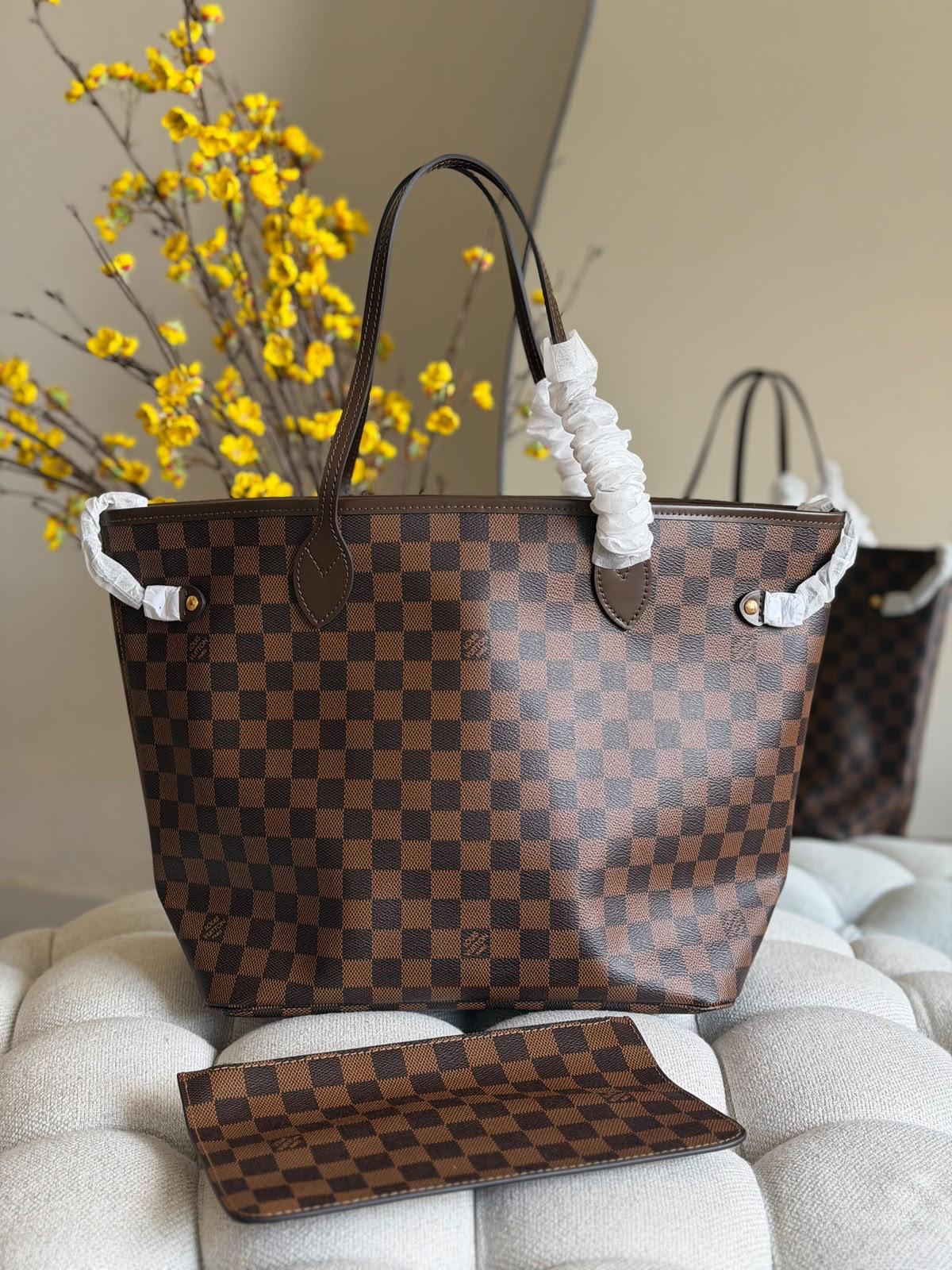 Louis Vuitton Neverfull Tote Bag